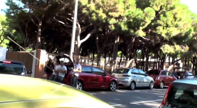 Imagen 6 extra�da de un video grabado por un grupo de vecinos de Gav� Mar sobre las molestias que los clientes de un afterhour de Viladevoquen en Gav� Mar (12 Octubre 2011)